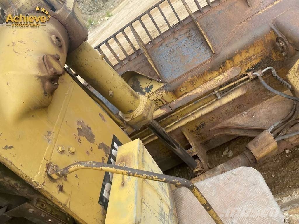 CAT D 11 N بلدوزرات مجنزرة