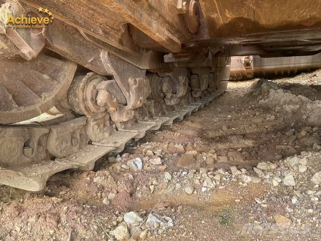 CAT D 11 N بلدوزرات مجنزرة