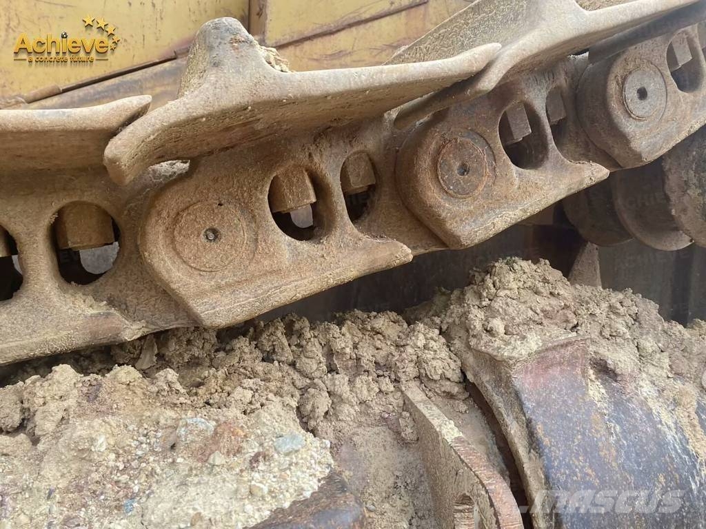 CAT D 11 N بلدوزرات مجنزرة