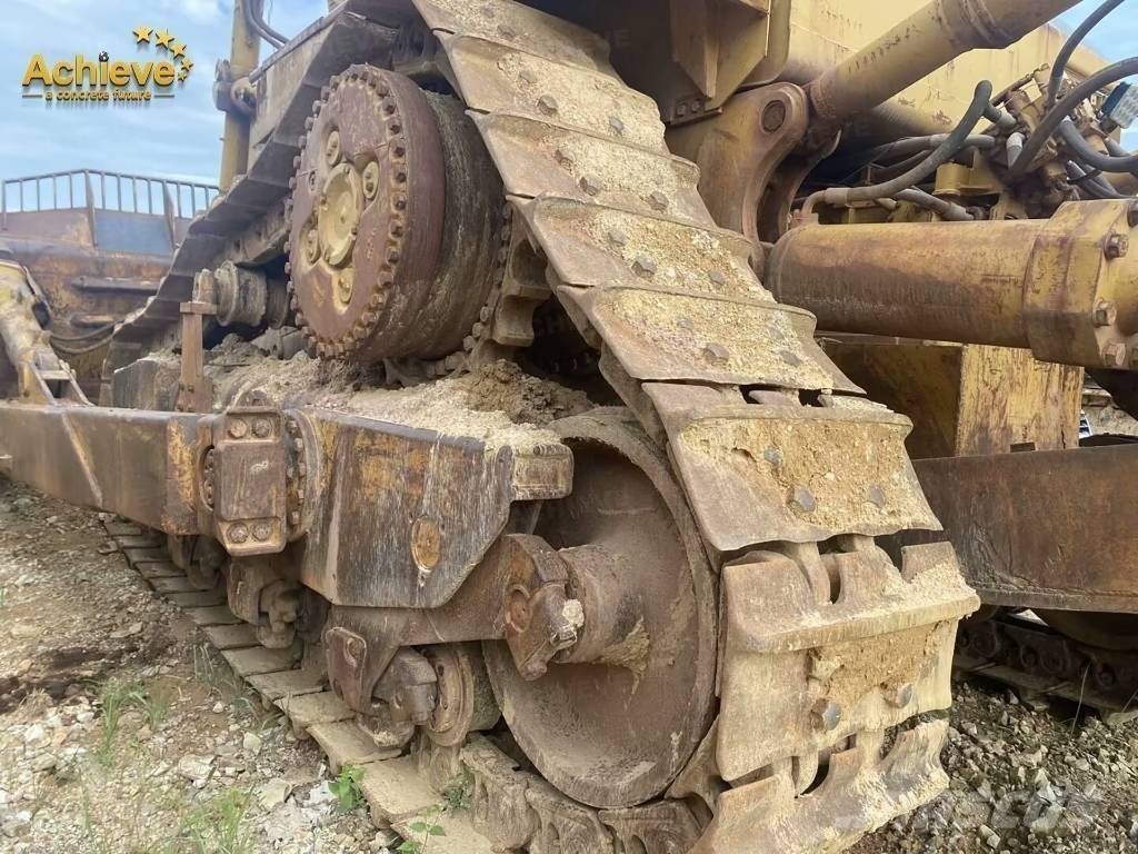 CAT D 11 N بلدوزرات مجنزرة
