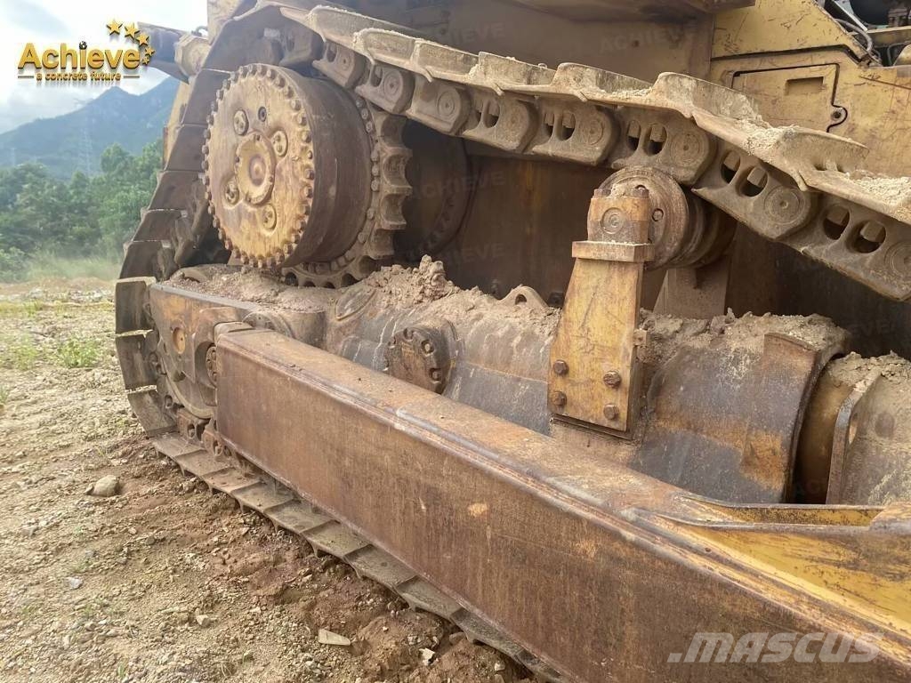 CAT D 11 N بلدوزرات مجنزرة