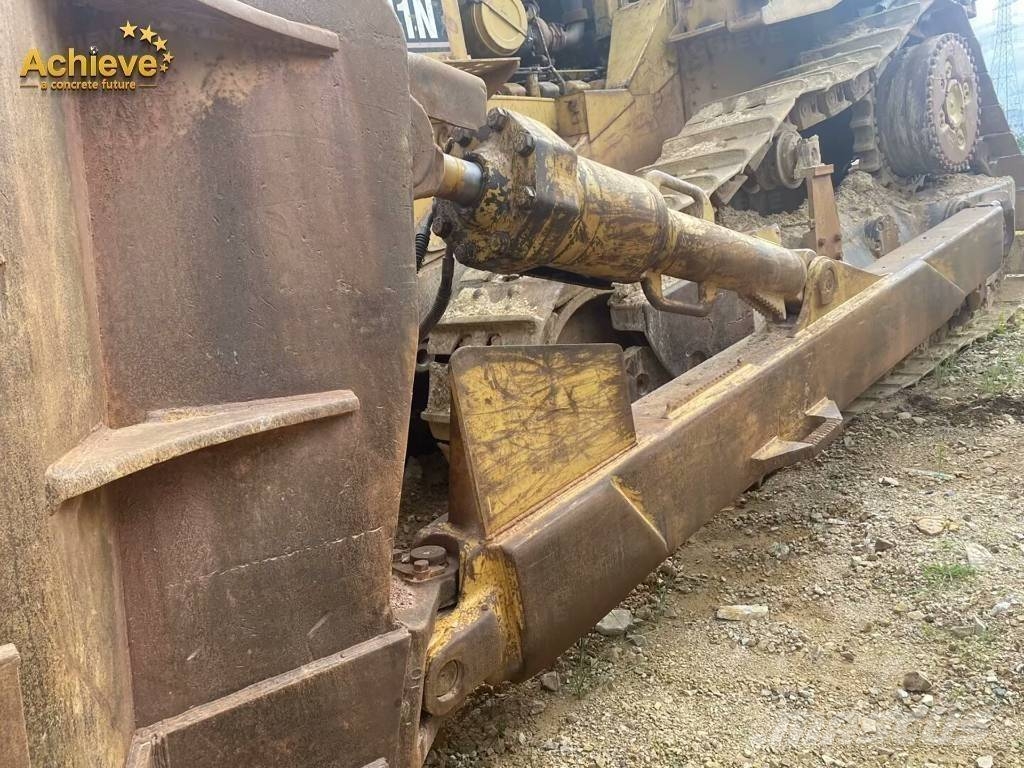CAT D 11 N بلدوزرات مجنزرة