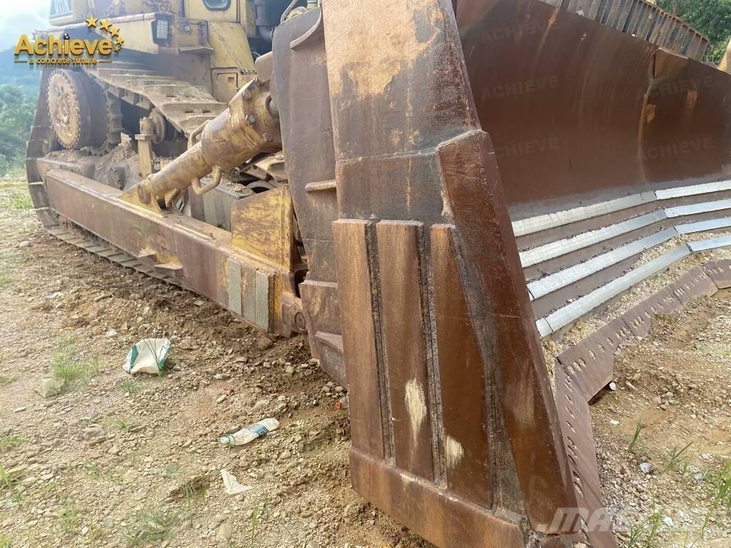 CAT D 11 N بلدوزرات مجنزرة