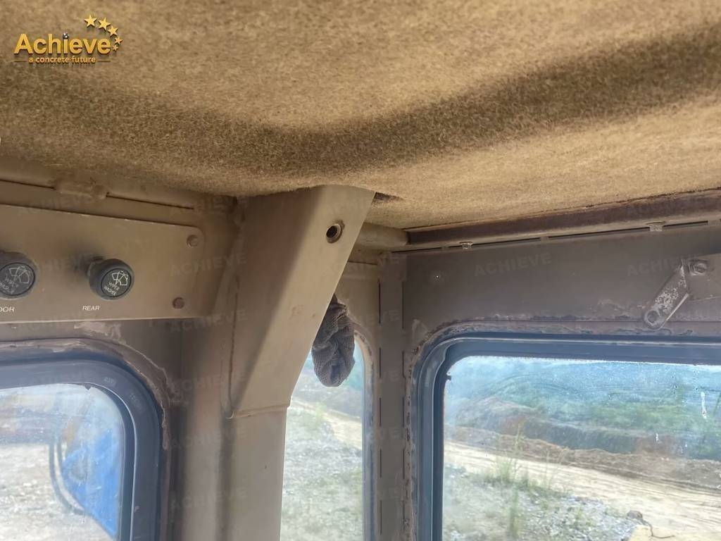 CAT D 11 N بلدوزرات مجنزرة