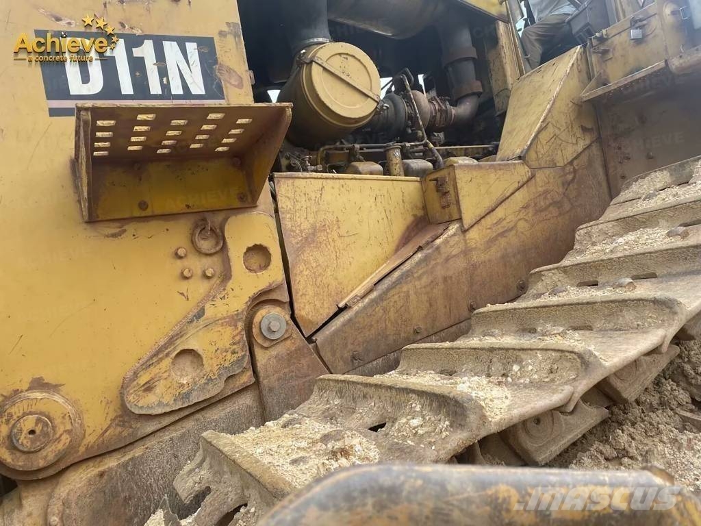 CAT D 11 N بلدوزرات مجنزرة