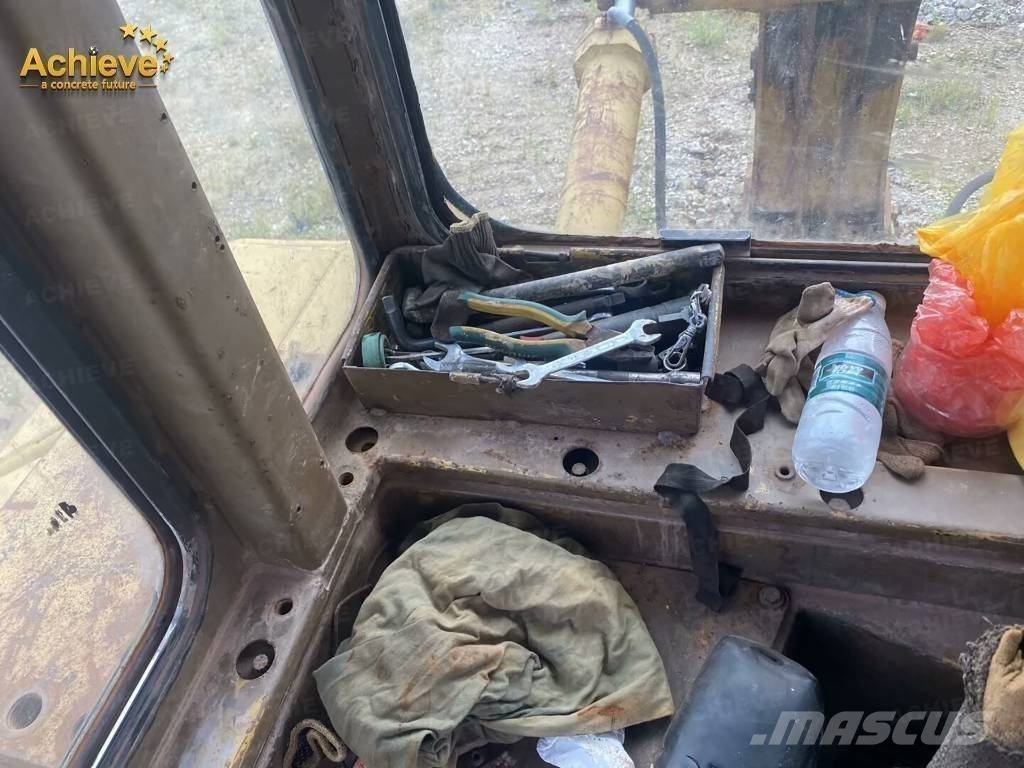 CAT D 11 N بلدوزرات مجنزرة
