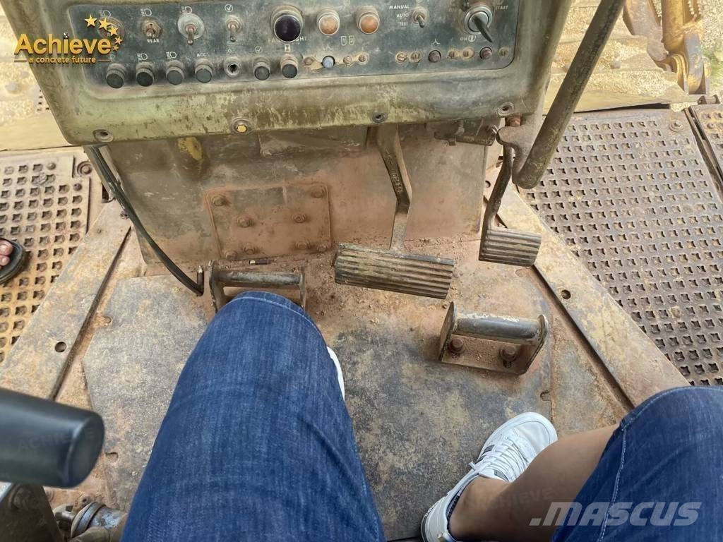 CAT D 11 N بلدوزرات مجنزرة
