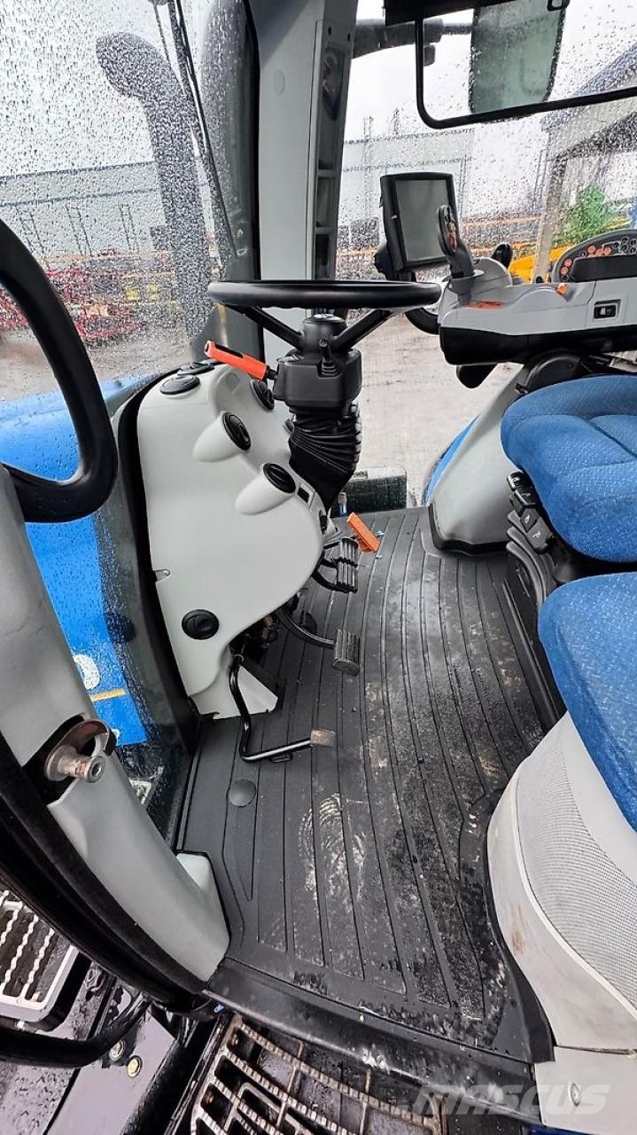 New Holland T8.360  2750h Traktory