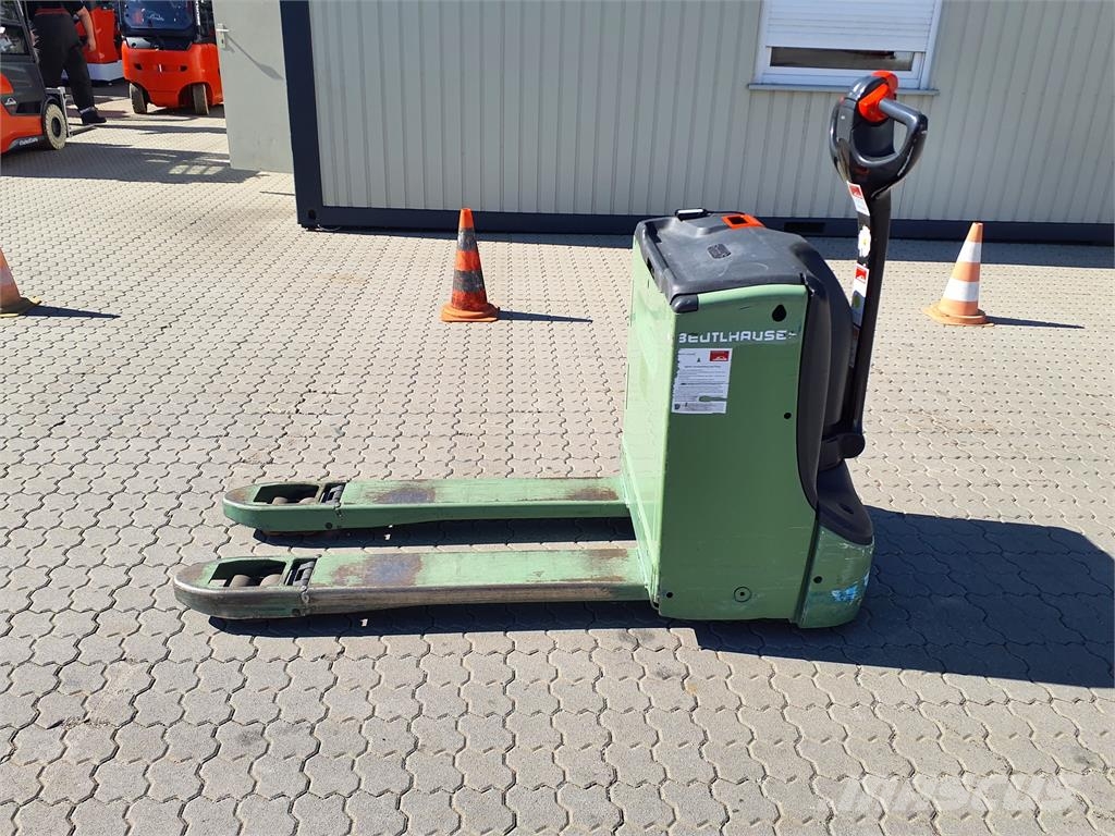 Linde T16 Pedestrian stacker