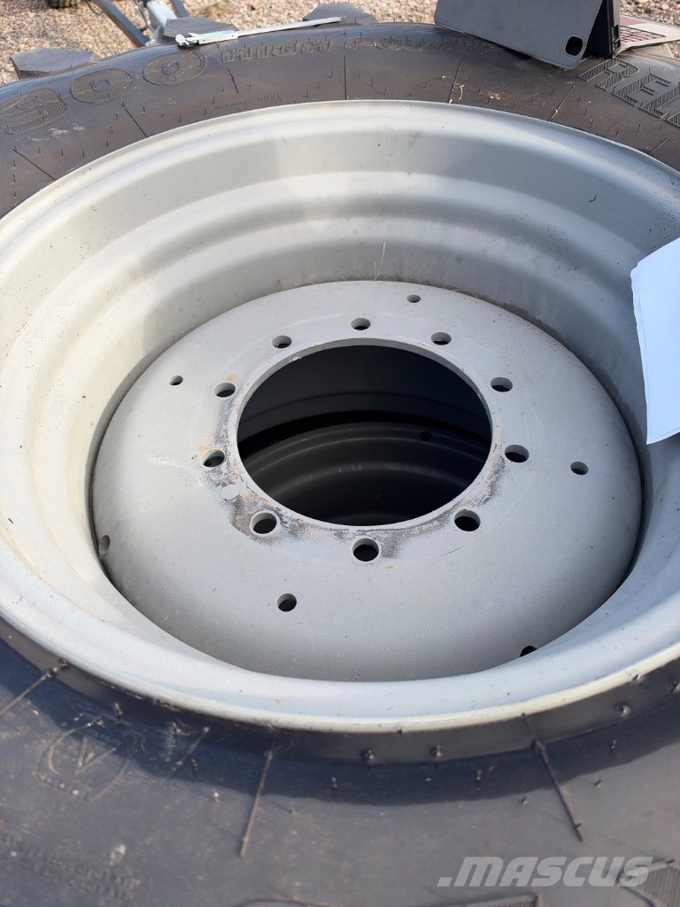 Däck & Fälg Trelleborg 600/70R28 & 710/70R42 TM900 Gume, točkovi i felne