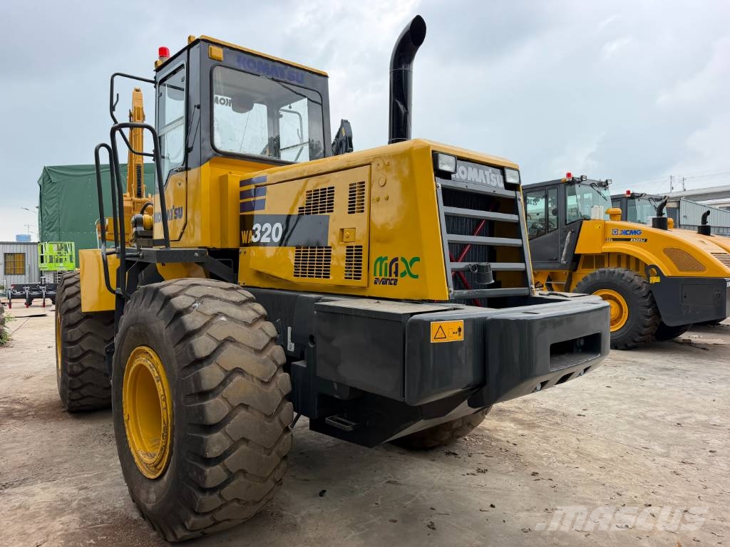 Komatsu WA 320 轮式装载机