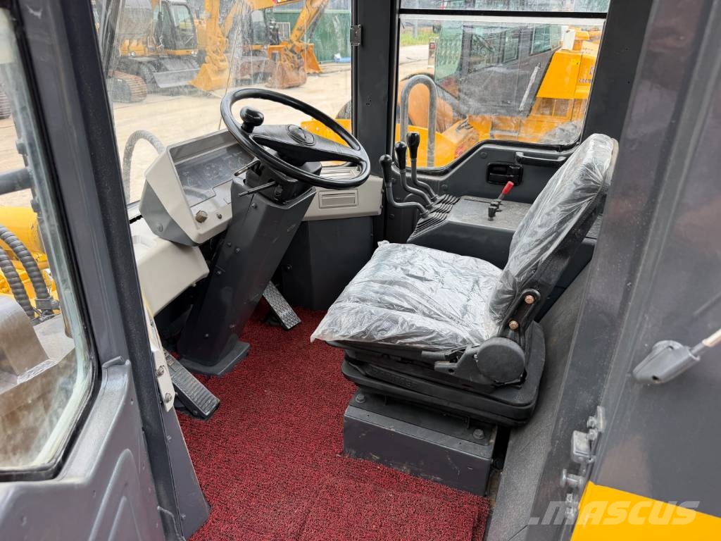 Komatsu WA 320 轮式装载机