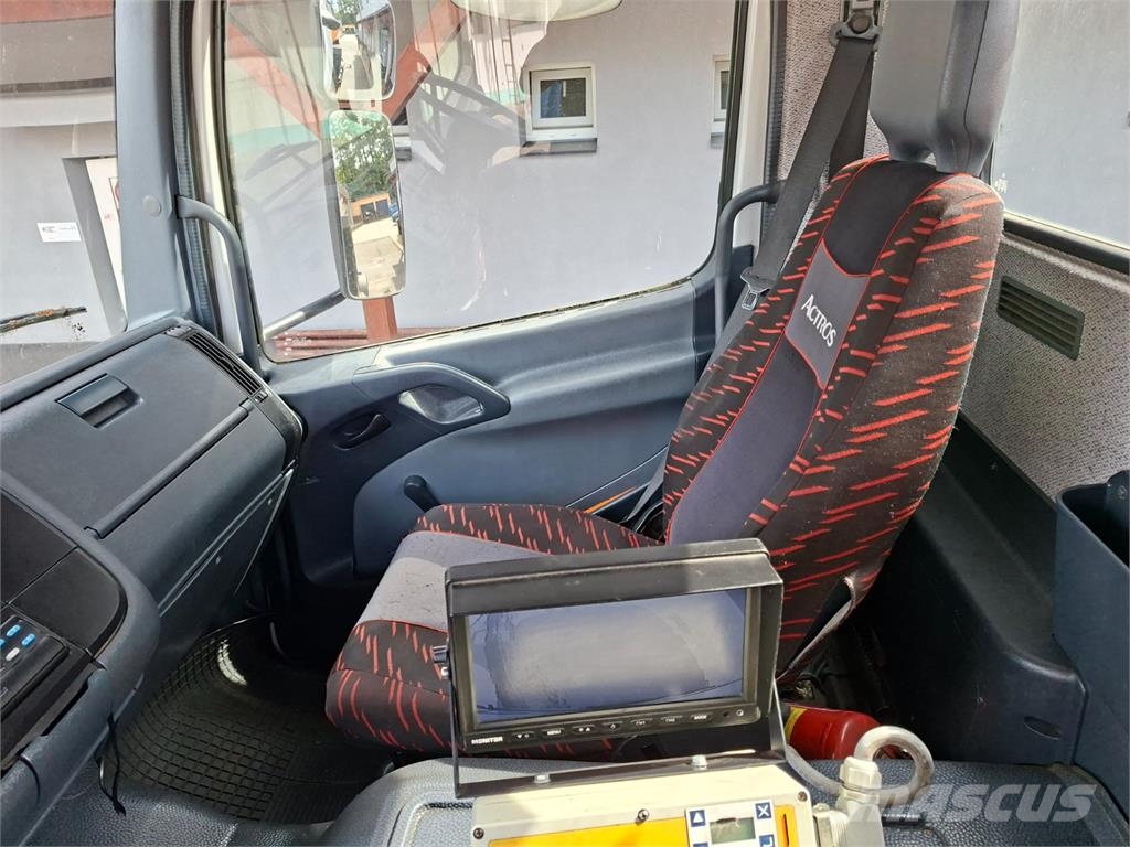 Mercedes-Benz 1823 4X4 شاحنات بمقصورة وهيكل