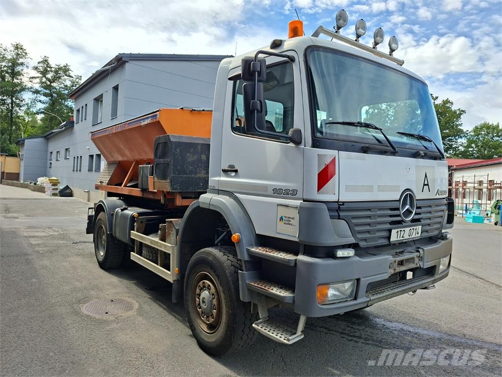 Mercedes-Benz 1823 4X4 شاحنات بمقصورة وهيكل