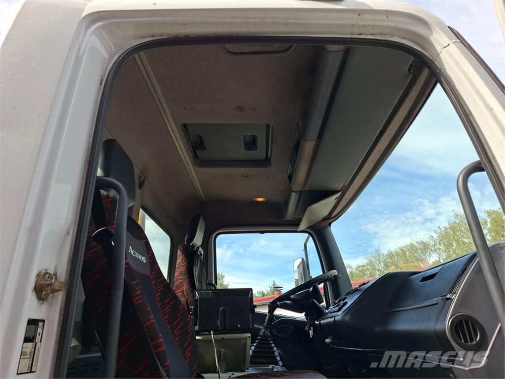 Mercedes-Benz 1823 4X4 شاحنات بمقصورة وهيكل