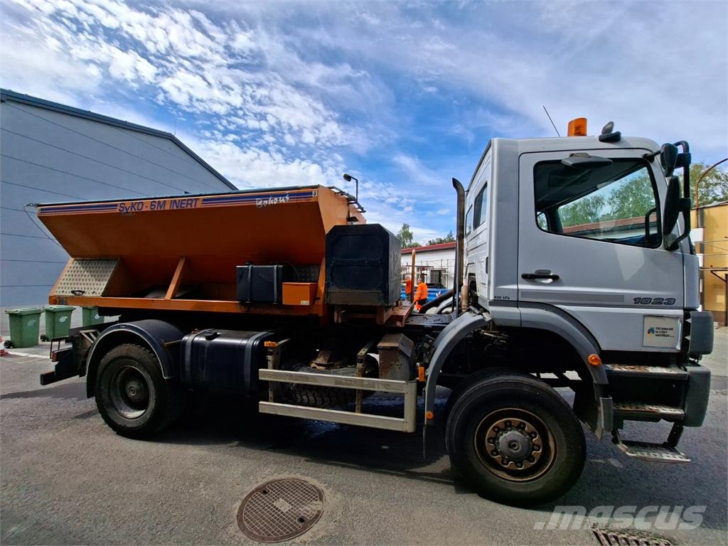 Mercedes-Benz 1823 4X4 شاحنات بمقصورة وهيكل