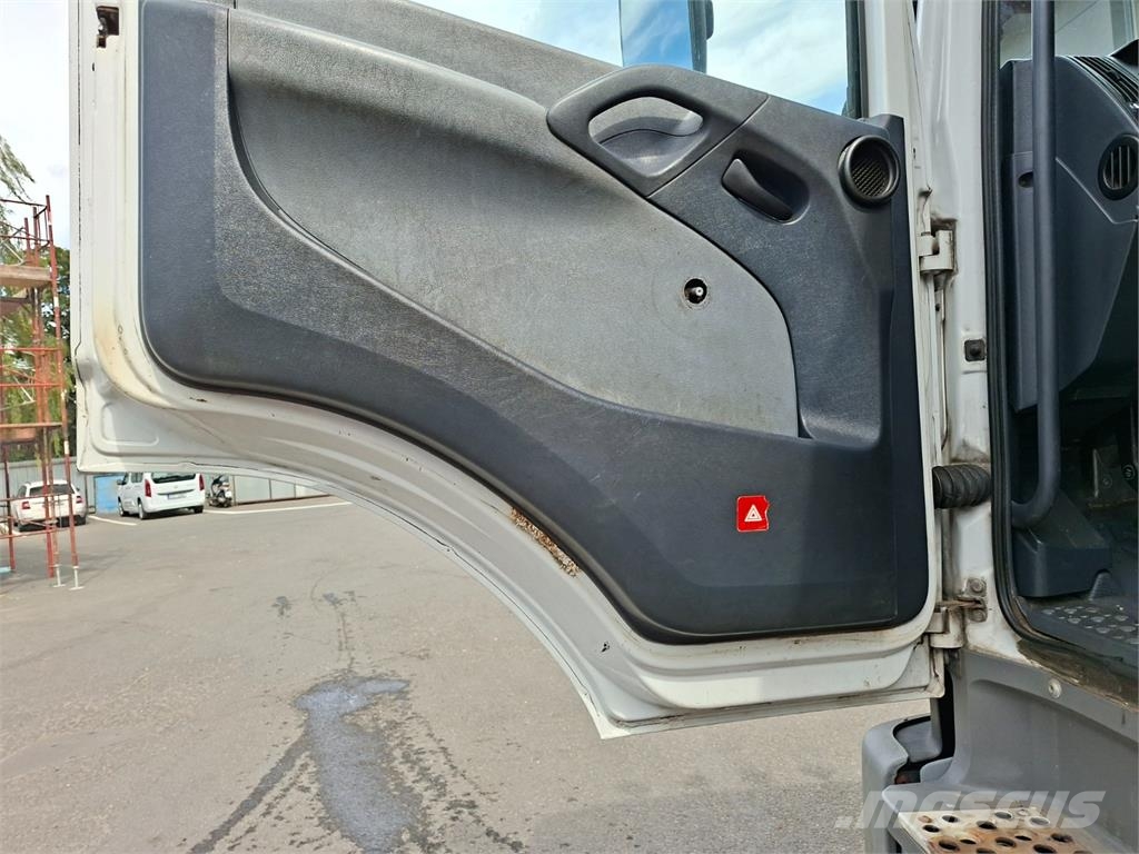 Mercedes-Benz 1823 4X4 شاحنات بمقصورة وهيكل