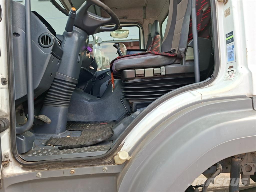 Mercedes-Benz 1823 4X4 شاحنات بمقصورة وهيكل