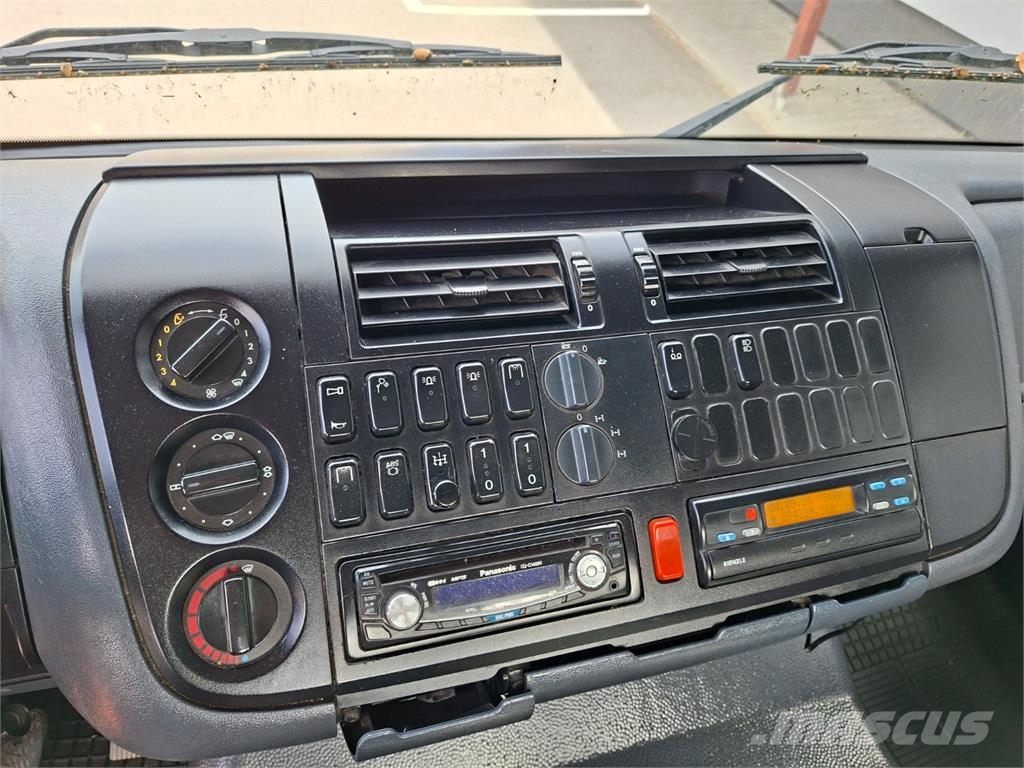 Mercedes-Benz 1823 4X4 شاحنات بمقصورة وهيكل