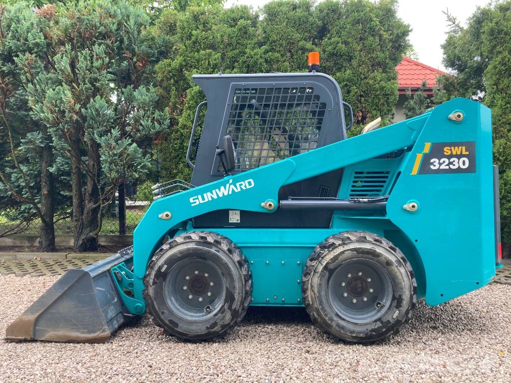 Sunward SWL 3230 Bobcat S 650 لوادر انزلاقية التوجيه