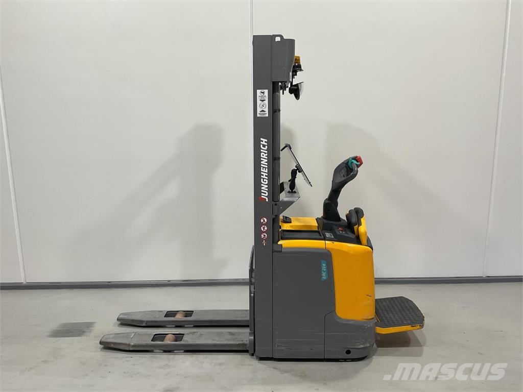 Jungheinrich ERC 214 自走式スタッカー