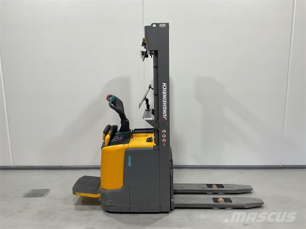 Jungheinrich ERC 214 自走式スタッカー
