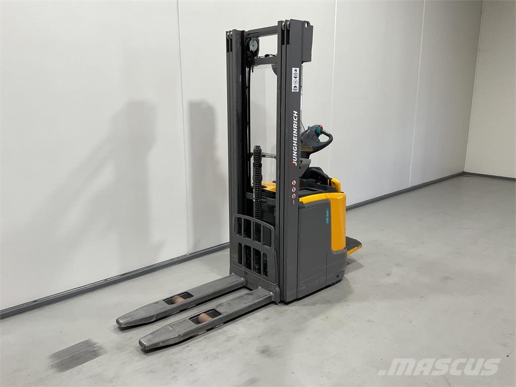 Jungheinrich ERC 214 自走式スタッカー