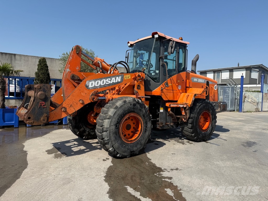 Doosan DL 250-3 Pyöräkuormaajat