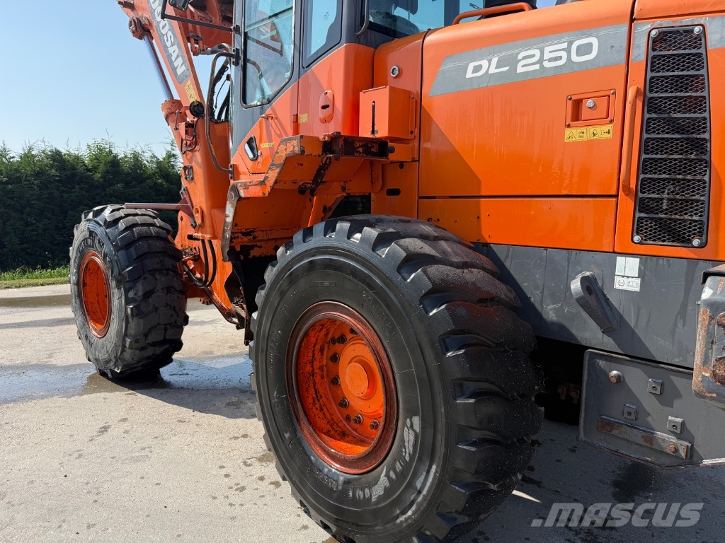 Doosan DL 250-3 Pyöräkuormaajat