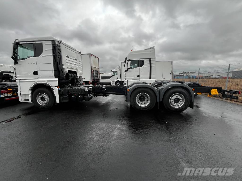 MAN TGX 35.520 8x4-4 BL CH chassi 平板车