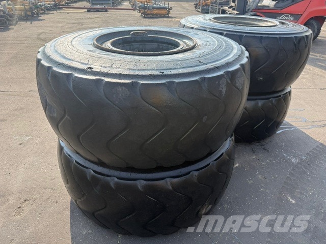 Liebherr L 576 Complete wheel set Dekk, hjul og felger