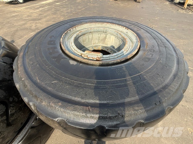 Liebherr L 576 Complete wheel set Dekk, hjul og felger