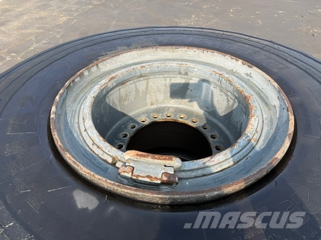 Liebherr L 576 Complete wheel set Dekk, hjul og felger