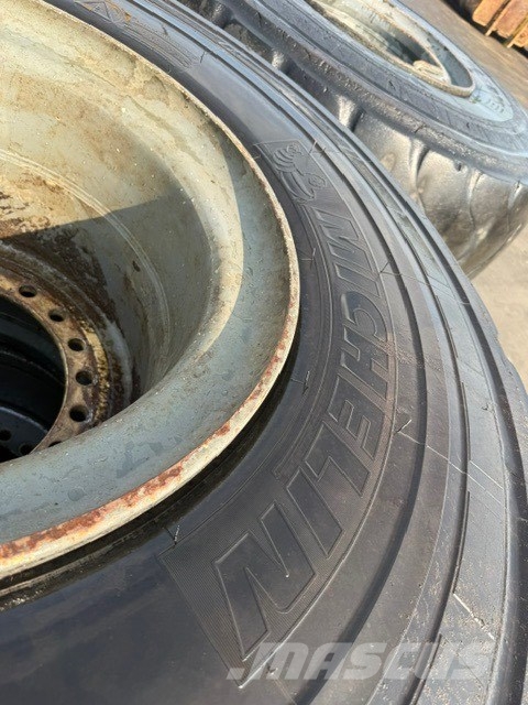 Liebherr L 576 Complete wheel set Dekk, hjul og felger