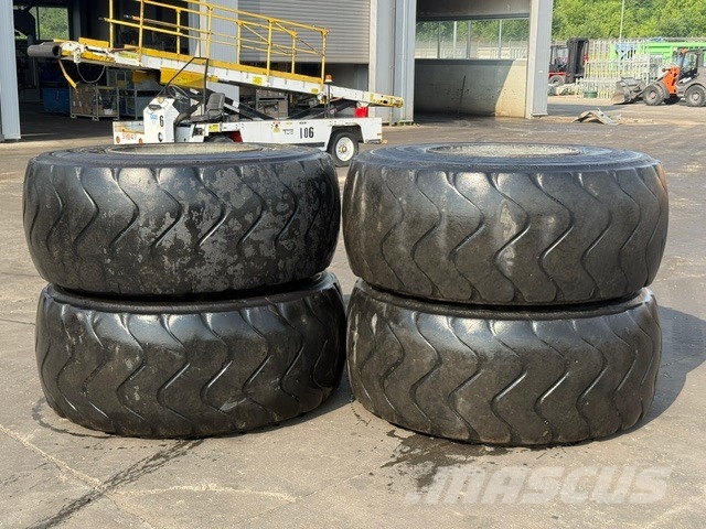 Liebherr L 576 Complete wheel set Dekk, hjul og felger