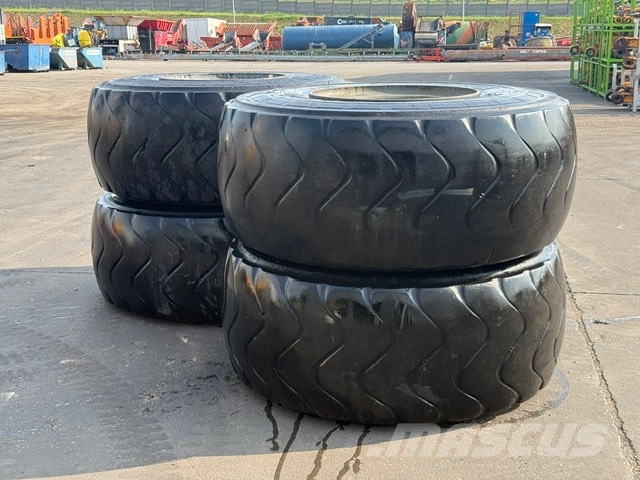 Liebherr L 576 Complete wheel set Dekk, hjul og felger