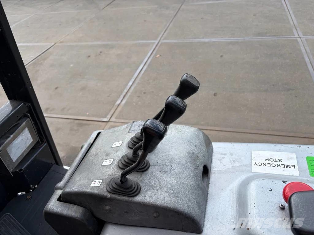 Nissan GQ02 L 30 CU Electric forklifts
