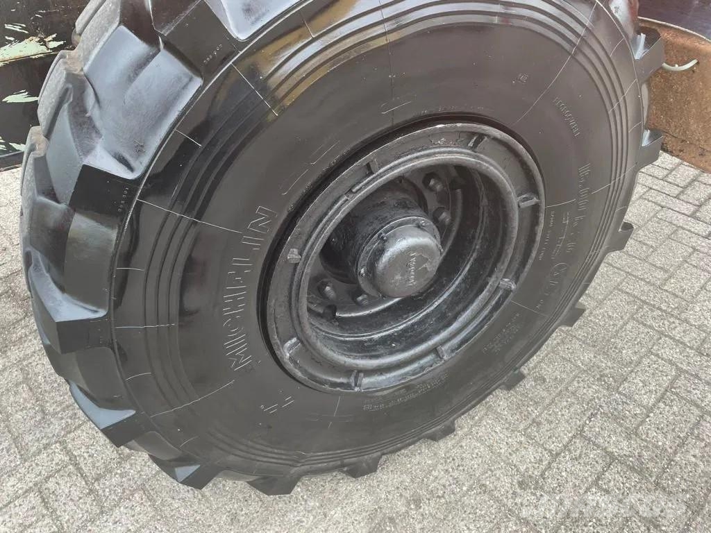 Mercedes-Benz 813 + Manual + Kipper + 4x4 Sora- ja kippiautot