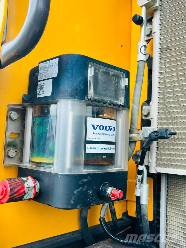 Volvo EWR 130 E حفارات بعجل