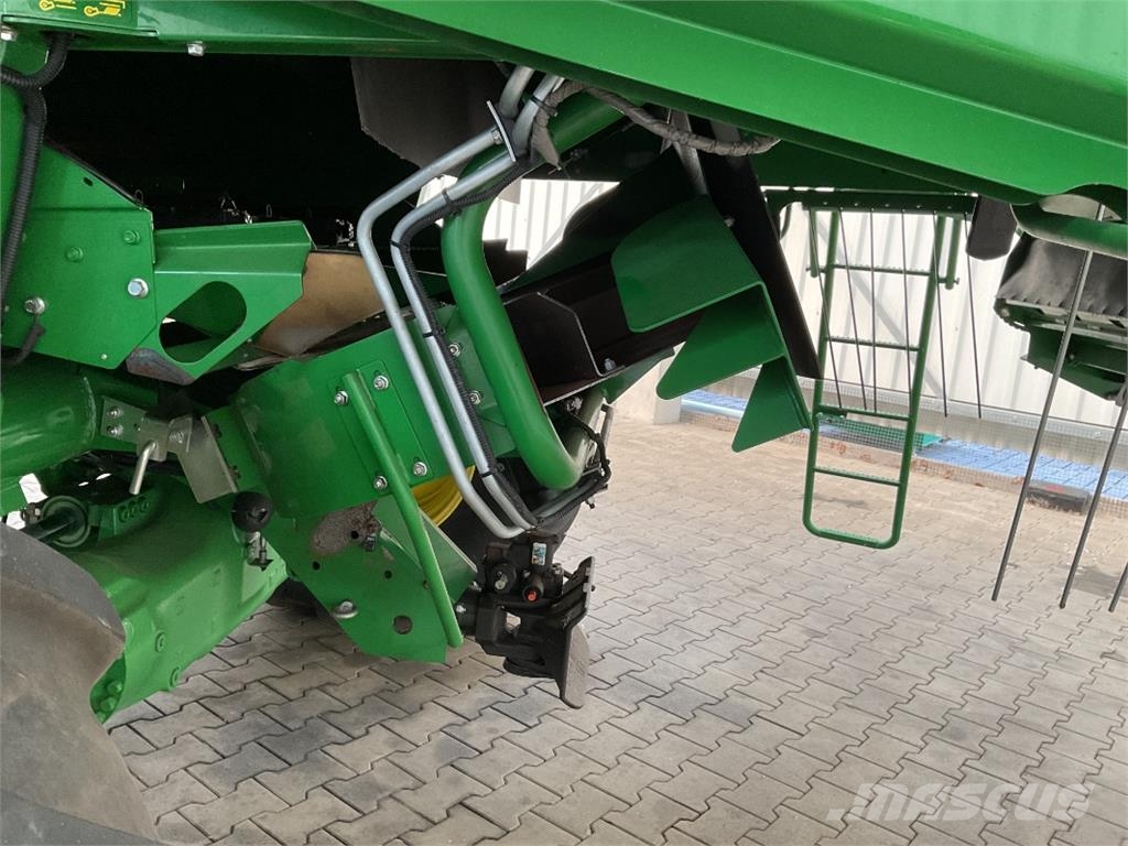 John Deere T670 Зернозбиральні комбайни
