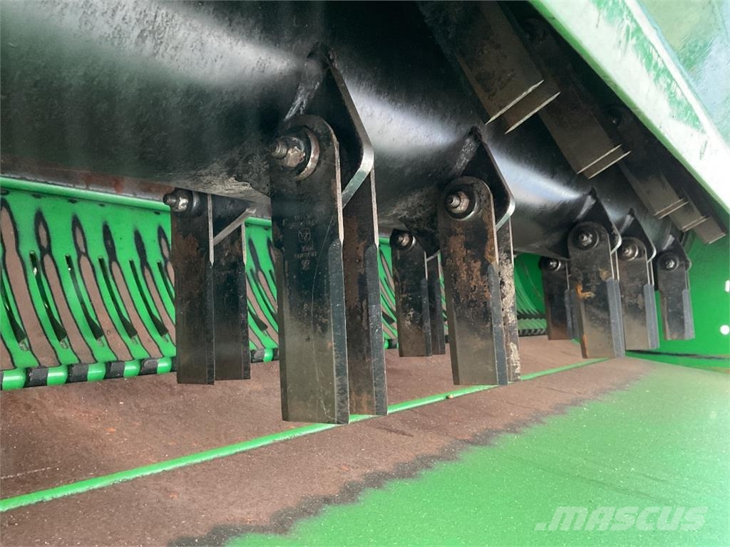 John Deere T670 Зернозбиральні комбайни