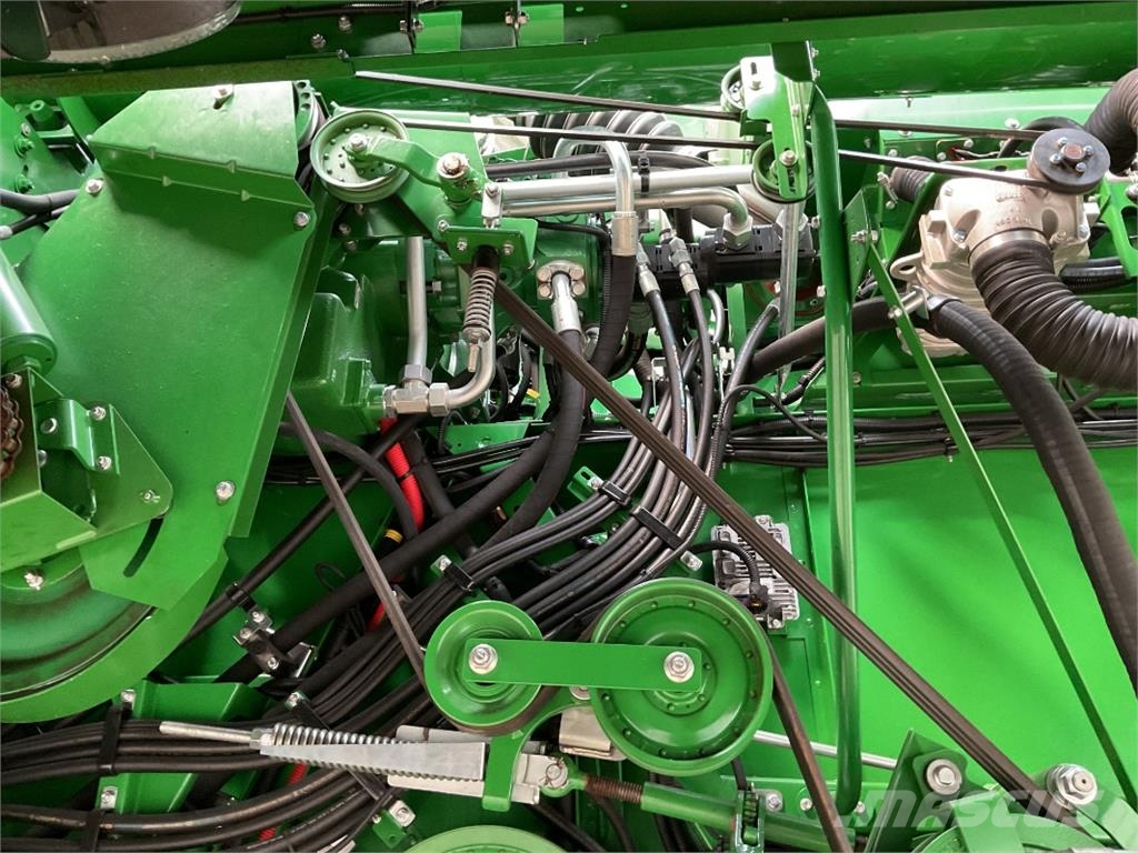 John Deere T670 Зернозбиральні комбайни
