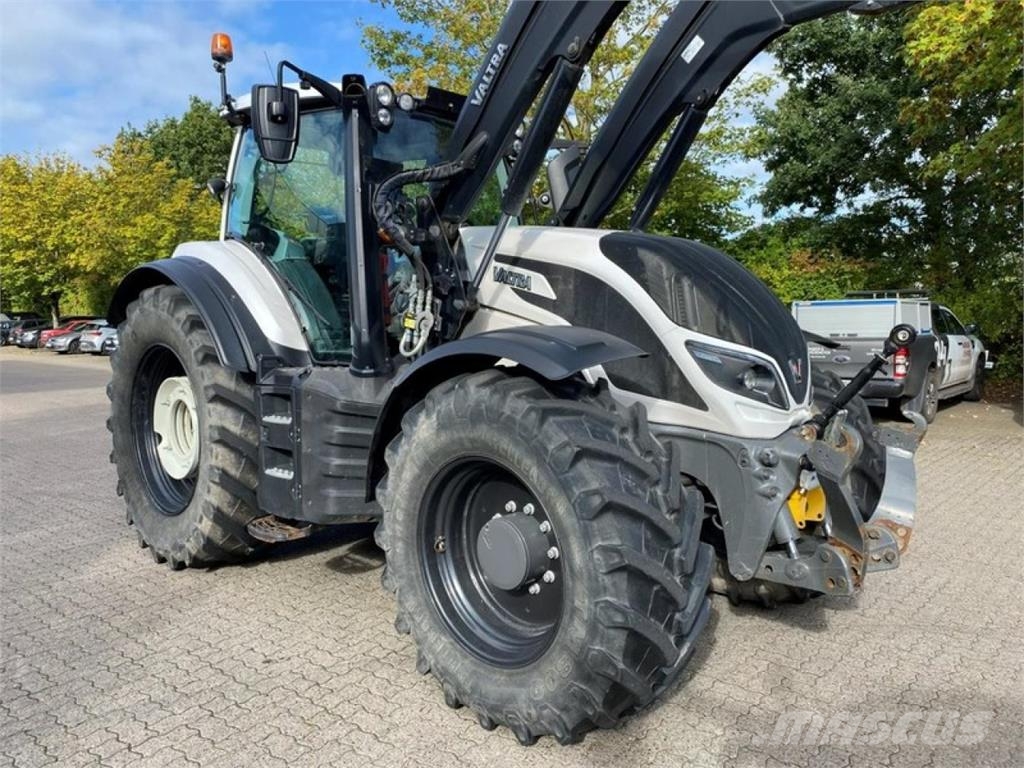 Valtra T174 VERSU Tractoren