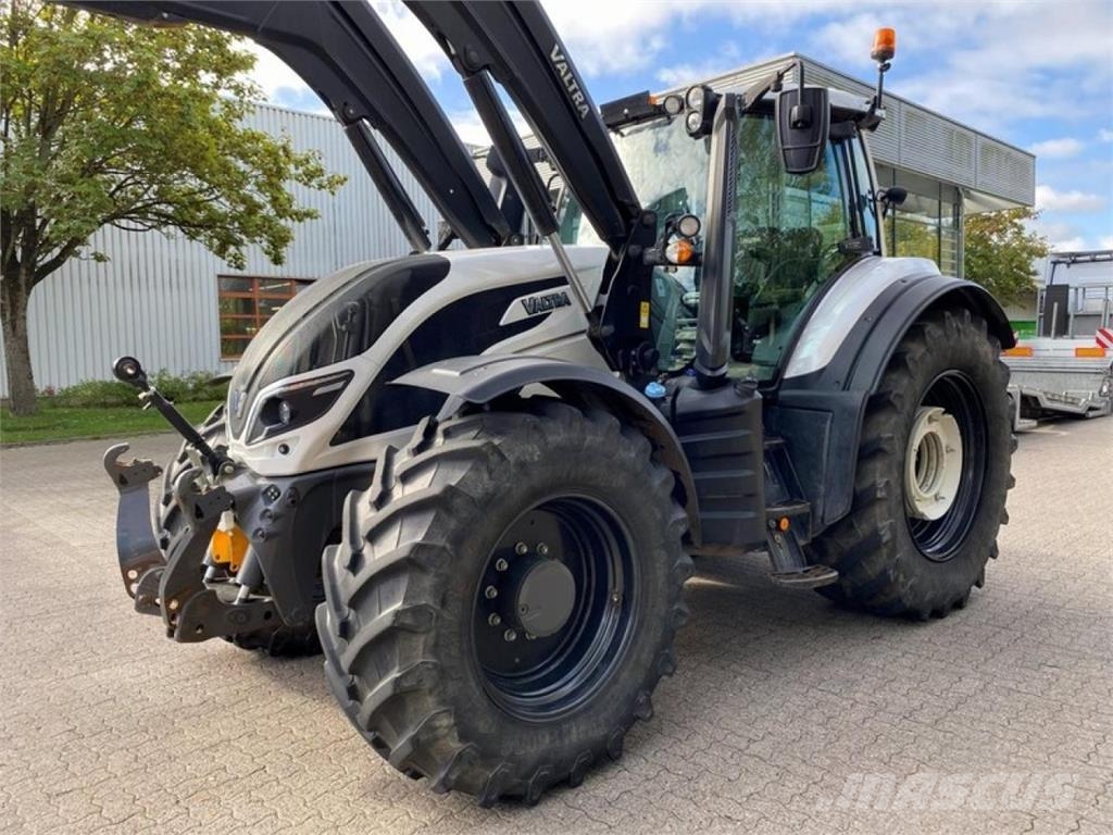 Valtra T174 VERSU Tractoren