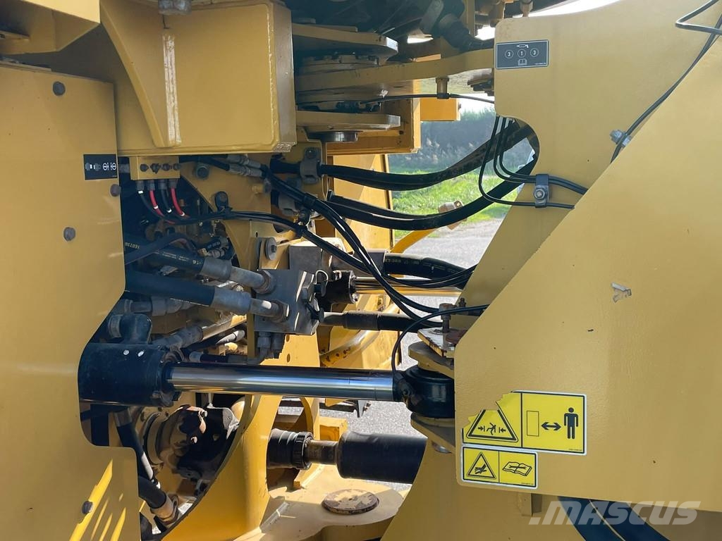 CAT 972M XE Kolesni nakladalci