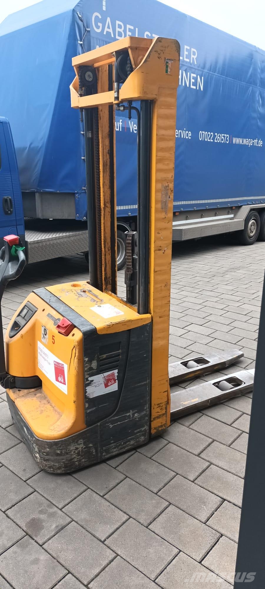 Jungheinrich EJC16 Triplex Stand-in stackers