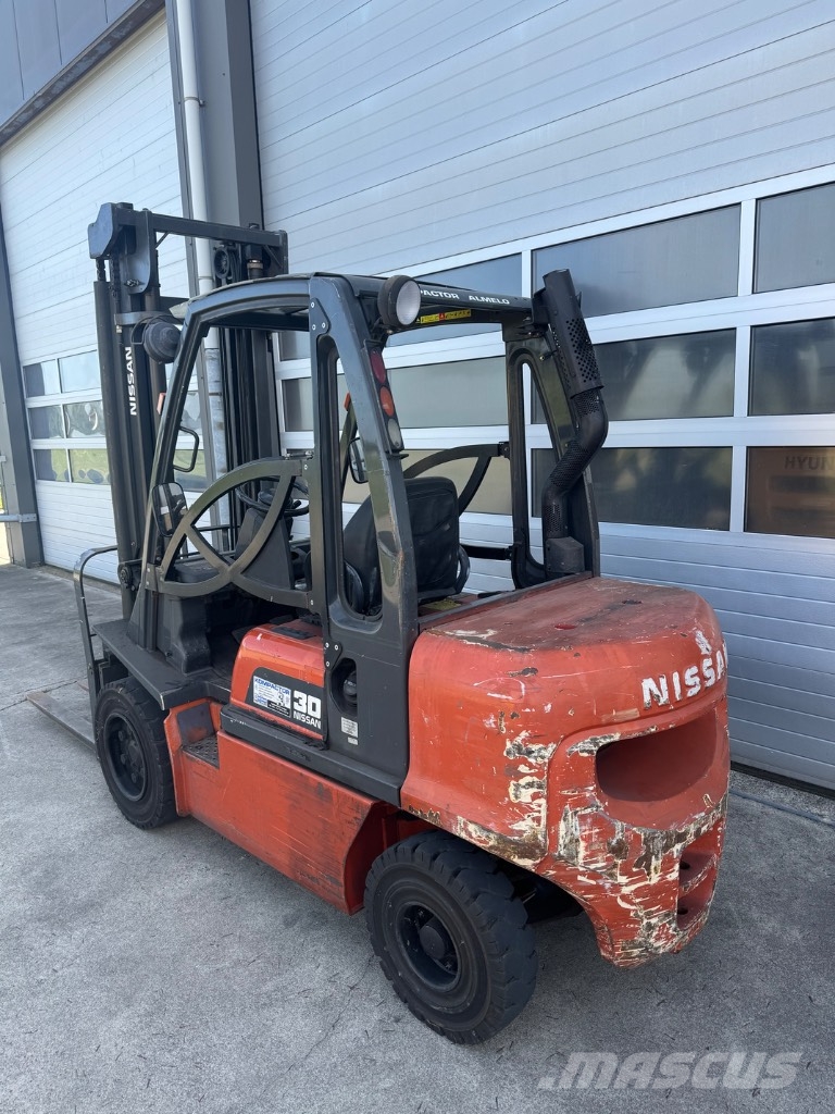 Nissan FGD02 A 30 Q شاحنات الديزل