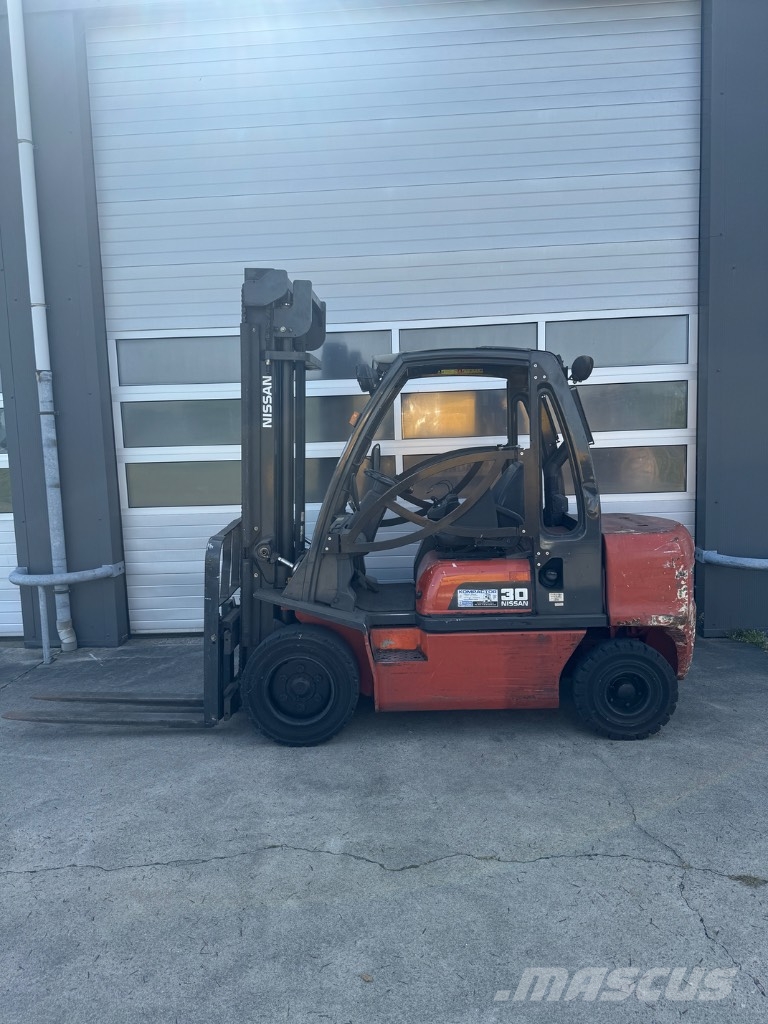 Nissan FGD02 A 30 Q شاحنات الديزل