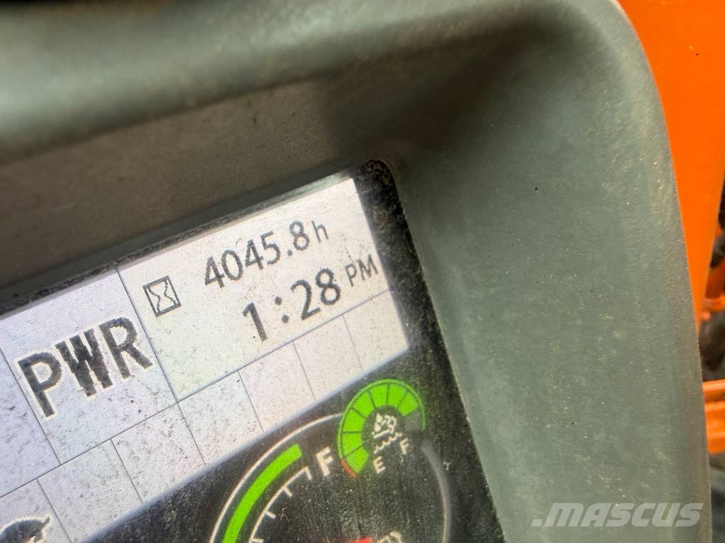 Hitachi ZX 135 US B-6 Raupenbagger