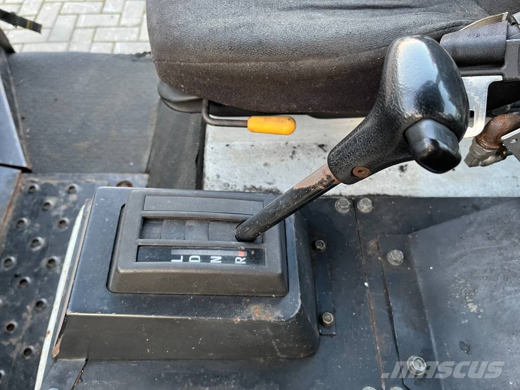 Nissan RV-02 V-3946 EO Airport equipment